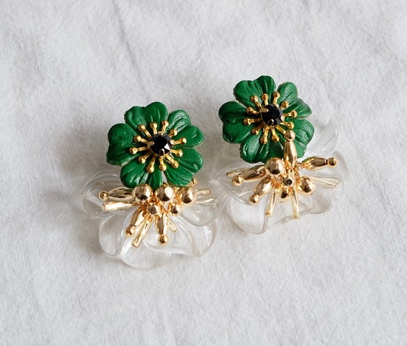 [定做免費送貨]綠色花朵和透明花瓣的金耳環或耳環 第1張的照片