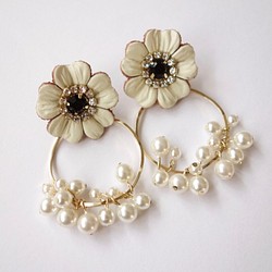 【免費送貨及新款】2路箍夾式耳環，配以像牙白色皮革花朵和小珍珠 第1張的照片