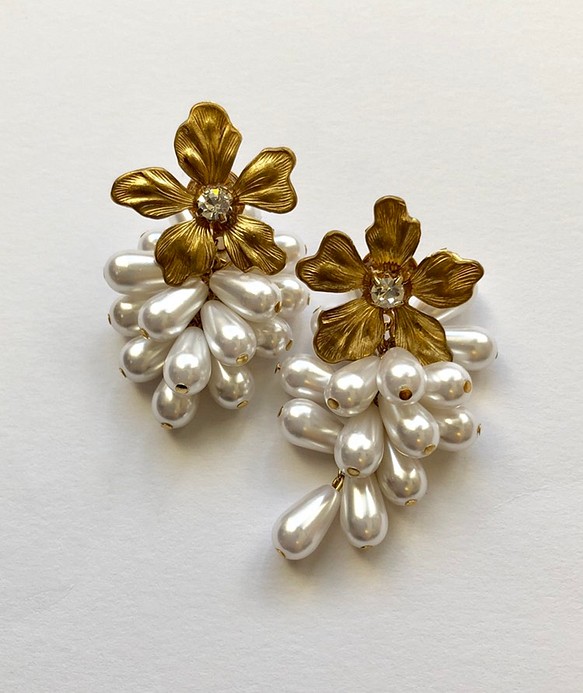 紐約復古黃銅花和大量滴珍珠耳環 第1張的照片