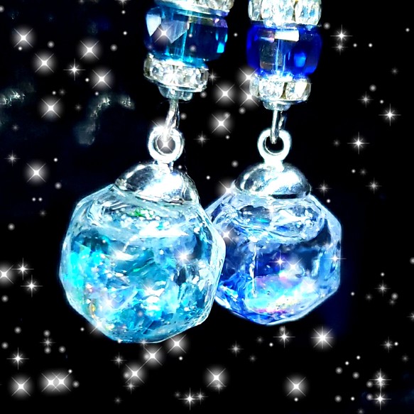 ꫛꫀꪝ✨液体ガラスドーム　Multifaceted スワロ&ジルコニア ピアス　エメラルド 1枚目の画像