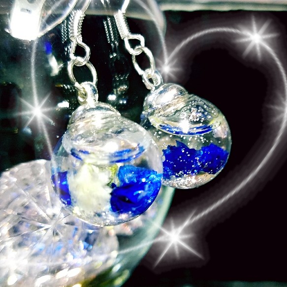 新色✨大人気❣液体ガラスドーム　ハーバリウム　スワロフスキー　ピアス　青ホワイト 1枚目の画像