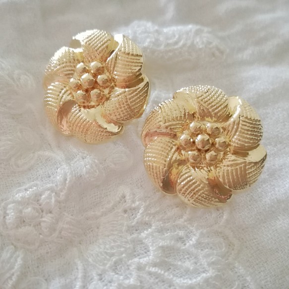 20mm gold Flower vintage buttons (2個) 1枚目の画像