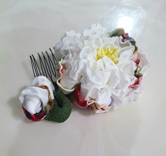 つまみ細工 芍薬 牡丹 白×和柄 髪飾り 1枚目の画像