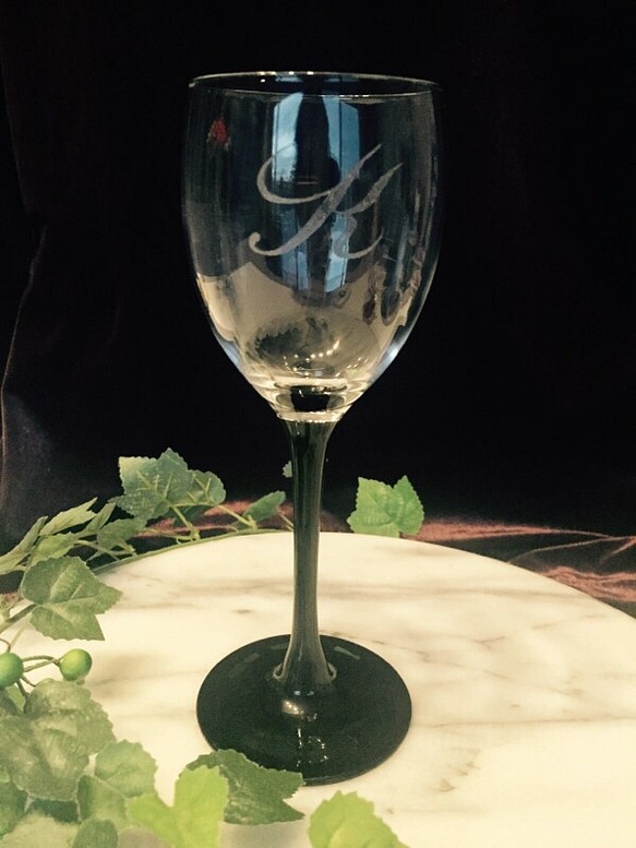 イニシャル入りワイングラス 〜手彫りガラス〜 1枚目の画像