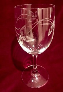 ツメクサのワイングラス〜手彫りガラス〜 1枚目の画像