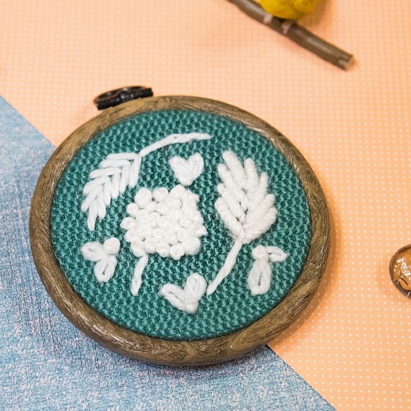 【3D Embroidery】White flowers theme - keychain/hoop art 1枚目の画像