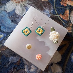 【Embroidery Accessories】Yellow Flower earrings(in pair) 1枚目の画像