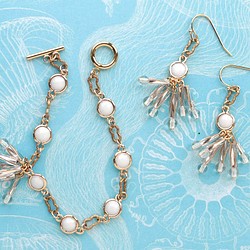 白色珠子和黃銅手鐲和穿孔耳環（兼容耳環） 第1張的照片
