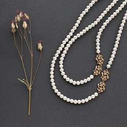 新藝術風格項鍊，飾有黃銅花朵和棉珍珠 第1張的照片