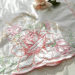 ＊薔薇の手刺繍ヴィンテージテーブルランナー 1枚目の画像