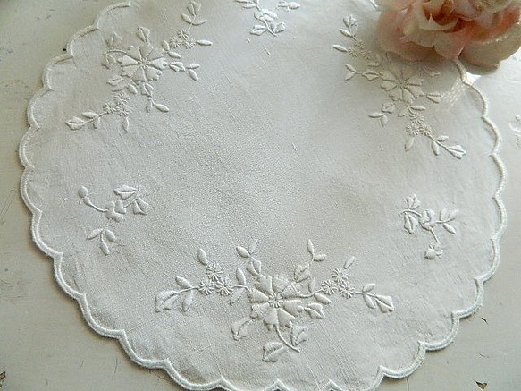 ＊お花の白糸手刺繍ヴィンテージリネンドイリー 1枚目の画像