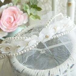 ♪ 可憐な白い布花とパールのウェディングベール　ヘッドドレス　チュールレース　ウェディングドレス　ヴィンテージ　 1枚目の画像