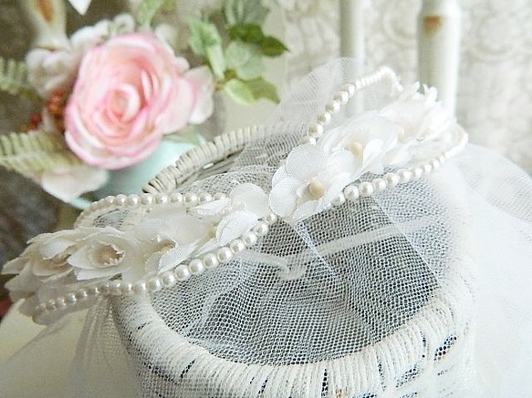 ♪ 可憐な白い布花とパールのウェディングベール　ヘッドドレス　チュールレース　ウェディングドレス　ヴィンテージ　 1枚目の画像