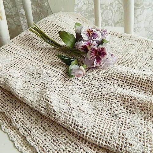 手編みクロシェレースかぎ針編みお花モチーフのヴィンテージテーブル 