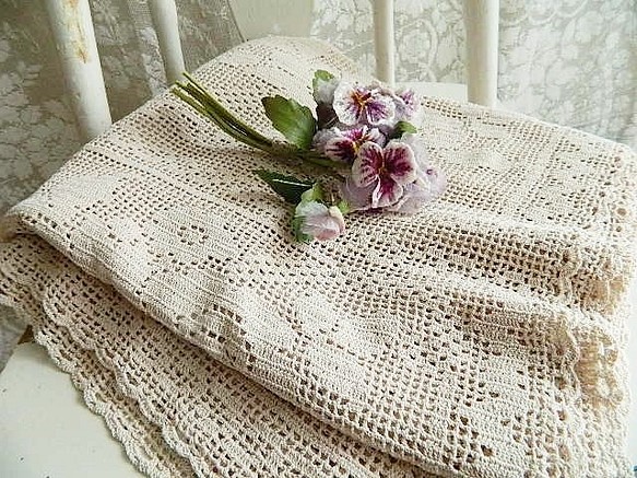 手編みクロシェレースかぎ針編みお花モチーフのヴィンテージテーブル