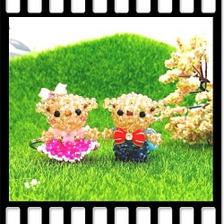 【手作．狂想】季節最佳獻禮~~ DIY 俏皮吊袋熊(組)吊飾 串珠材料包 第1張的照片