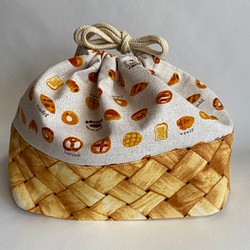 綿麻キャンバスのパン柄とカゴプリント巾着袋　(ベージュ) 1枚目の画像
