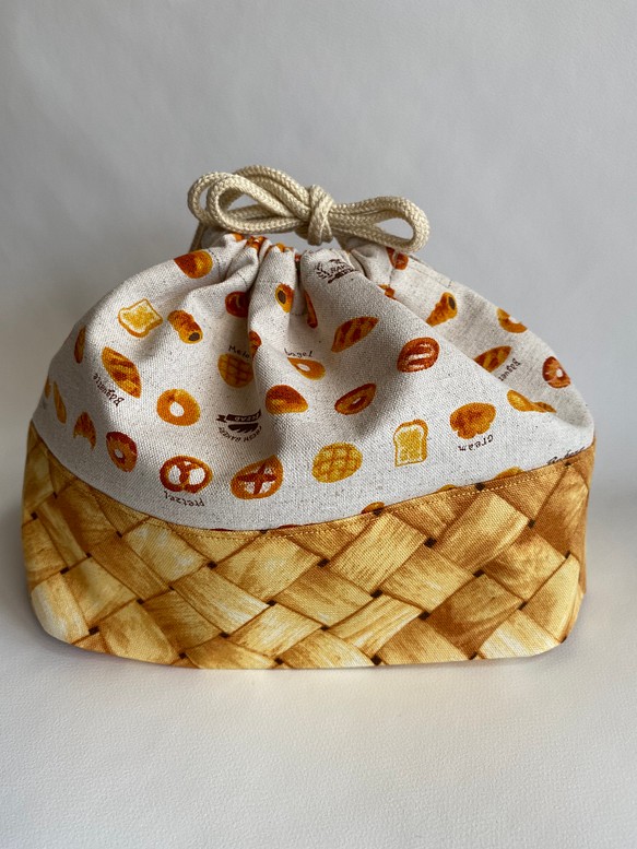 綿麻キャンバスのパン柄とカゴプリント巾着袋　(ベージュ) 1枚目の画像