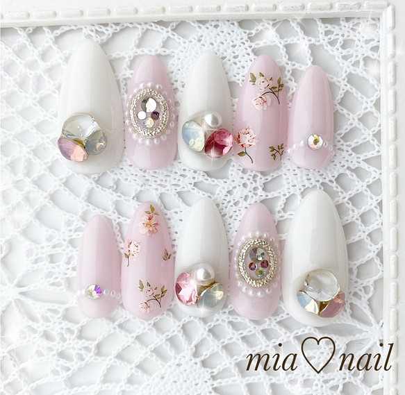 ピンクと花柄のストーンネイル ネイルチップ ネイルシール Mia Nail 通販 Creema クリーマ ハンドメイド 手作り クラフト作品の販売サイト