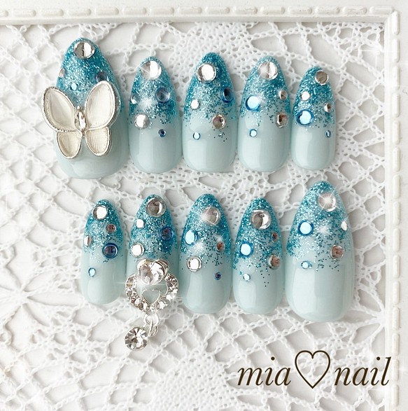 水色カラーとグラデーションラメの大人可愛いネイル ネイルチップ ネイルシール Mia Nail 通販 Creema クリーマ ハンドメイド 手作り クラフト作品の販売サイト