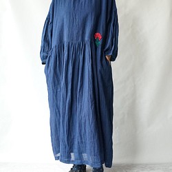 藍染寬鬆棉麻小剌繡連衣裙 第1張的照片