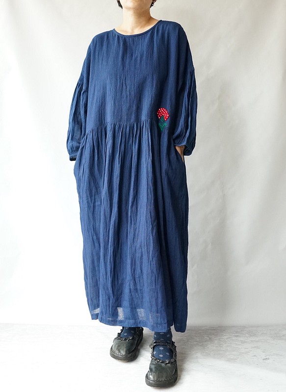 藍染寬鬆棉麻小剌繡連衣裙 第1張的照片