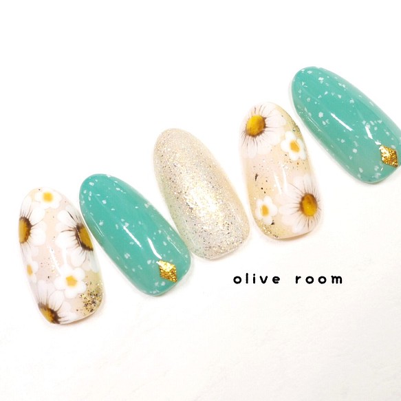 フラワーネイル マーガレットネイル 大人可愛い 小さい爪ok Creema限定 ネイルチップ ネイルシール Olive Room 通販 Creema クリーマ ハンドメイド 手作り クラフト作品の販売サイト