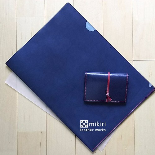 刻印可 クリアじゃないクリアファイル 本革 ネイビー 受注製作 ブックカバー Mikiri Leather Works 通販 Creema クリーマ ハンドメイド 手作り クラフト作品の販売サイト