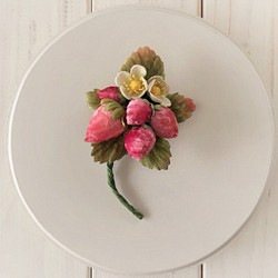 染め花イチゴのコサージュ(L) 1枚目の画像