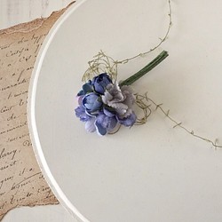 染め花の小さなブーケコサージュ(ブルー＆グレー&淡いパープル) 1枚目の画像