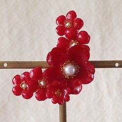 染め花を樹脂加工した小花の三日月型片耳イヤーカフ(プリムラ・レッド) 1枚目の画像