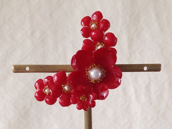 染め花を樹脂加工した小花の三日月型片耳イヤーカフ(プリムラ・レッド) 1枚目の画像