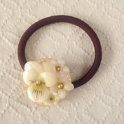 染め花を樹脂加工したビオラと小花のヘアゴム(ホワイト) 1枚目の画像