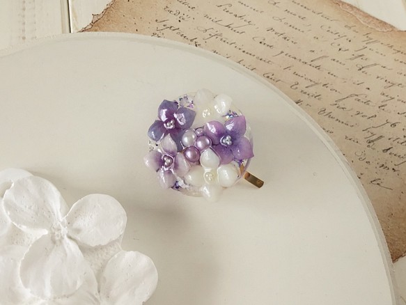 染め花を樹脂加工した紫陽花のポニーフック(パープル) 1枚目の画像