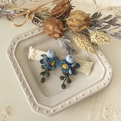 染め花と巻き玉のピアス(ブルーグレー&グレイッシュブルー) 1枚目の画像