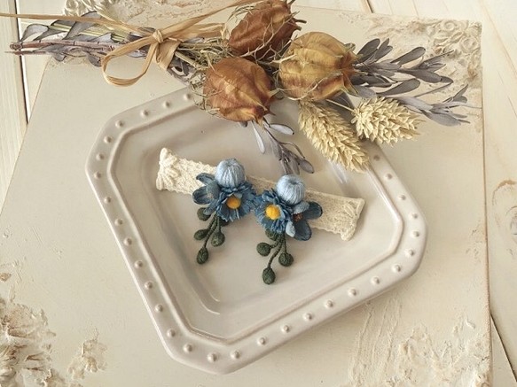 染め花と巻き玉のピアス(ブルーグレー&グレイッシュブルー) 1枚目の画像