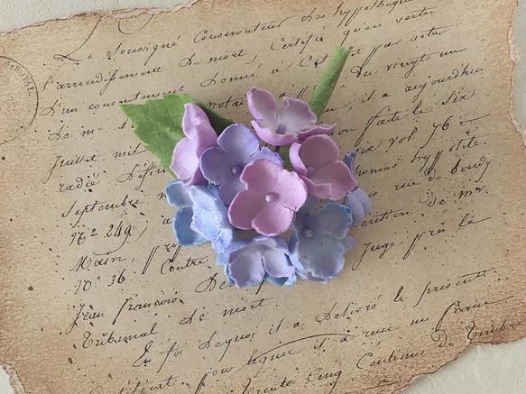 染め花の紫陽花のコサージュ(パープル系) 1枚目の画像