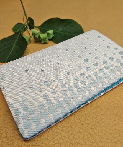 絹織物西陣織名刺・カード入れ 白地にブルー水玉　中地ブルー 1枚目の画像