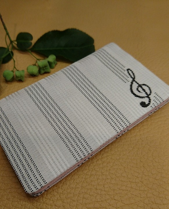 絹織物西陣織名刺・カード入れ 白地に黒音符　中地ピンク 1枚目の画像