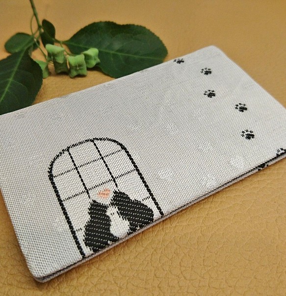 絹織物西陣織名刺・カード入れ 白地に黒猫　中地黒 1枚目の画像