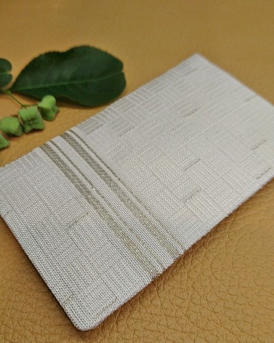 絹織物西陣織名刺・カード入れ 白地縦線銀糸　中地黒 1枚目の画像