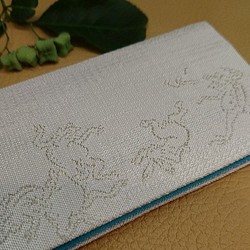 絹織物西陣織名刺・カード入れ 鳥獣戯画　白地銀糸　中地ブルー 1枚目の画像