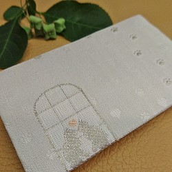 絹織物西陣織名刺・カード入れ 白地に銀猫　中地ピンク 1枚目の画像