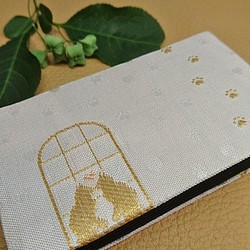 絹織物西陣織名刺・カード入れ 白地に金猫　中地黒 1枚目の画像