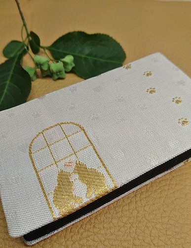 絹織物西陣織名刺・カード入れ 白地に金猫　中地黒 1枚目の画像