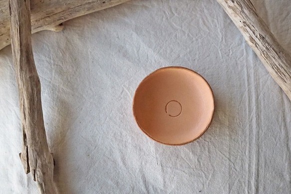いちまい革で作ったまぁるいカタチの豆皿みたいなレザートレー 1枚目の画像