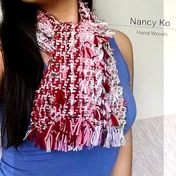 Nancy Ko手工梭織~胭紅花雨,斜紋織短圍巾-A298 第1張的照片