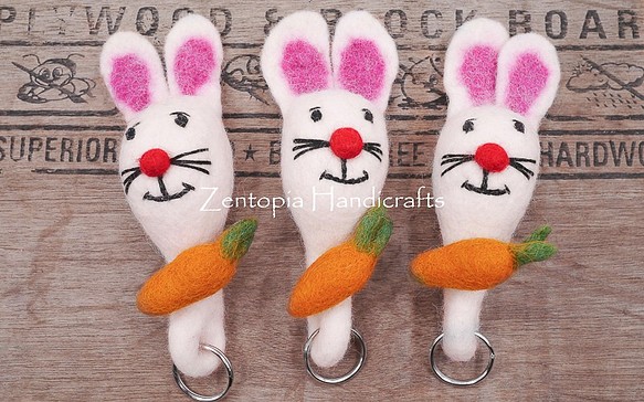 【Zentopia Handicrafts】羊毛氈-偷吃紅蘿蔔小白兔鑰匙圈 第1張的照片