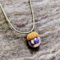 彩色橡果鍊-(紫、白羊毛小球 )        /玻璃球/羊毛氈 第1張的照片