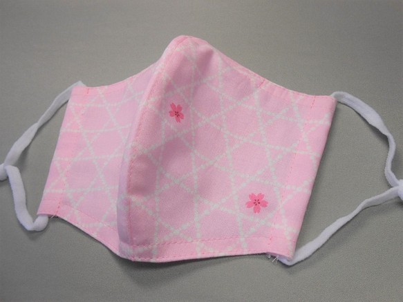 ３サイズから選べる和柄の布マスク　立体タイプ　重ね付けにもピッタリ　　ピンク地に桜柄 1枚目の画像